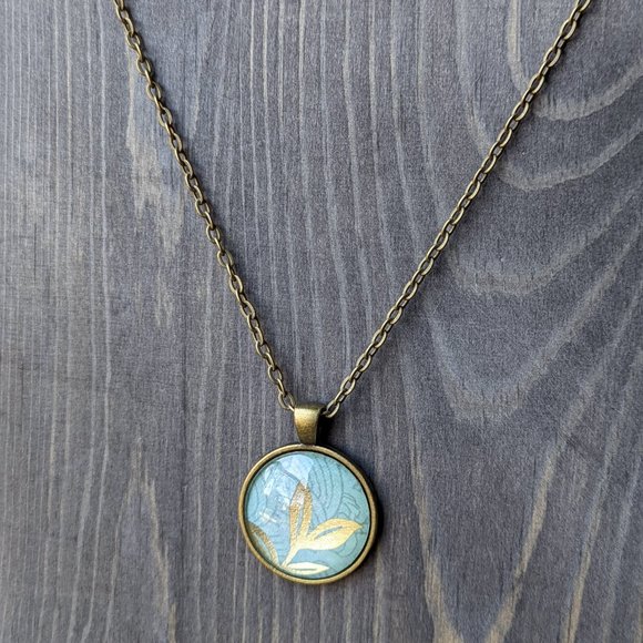 Glass Dome Cabochon Necklace with Gold Leaves & Pale Green Lines Pattern - Picture 5 of 16